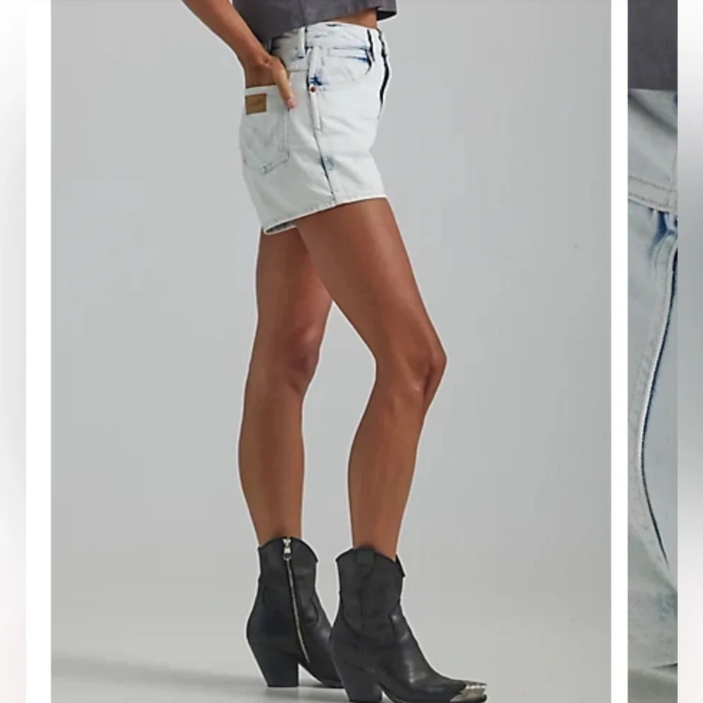 WOMEN'S WRANGLER® FESTIVAL SHORT IN STORM size 32 NWT
